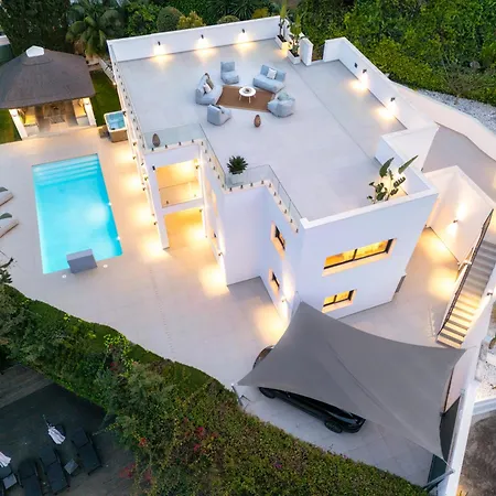 ヴィラ Angelique, 5 Bdr With Heated Private Pool In Puerto Banus マルベーリャ